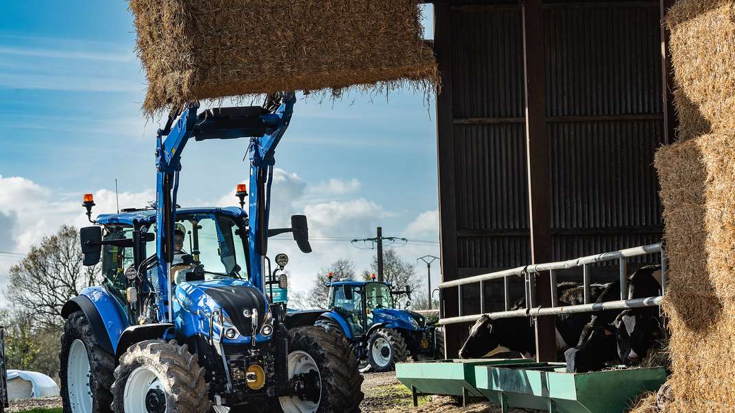 Fresh styling outside, new features within: the next generation New Holland T5 Dual Command tractor