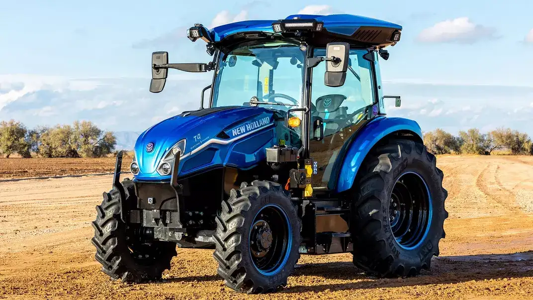 New Holland debuts next generation of alternative fuel tractors with T7.270  Methane Power CNG