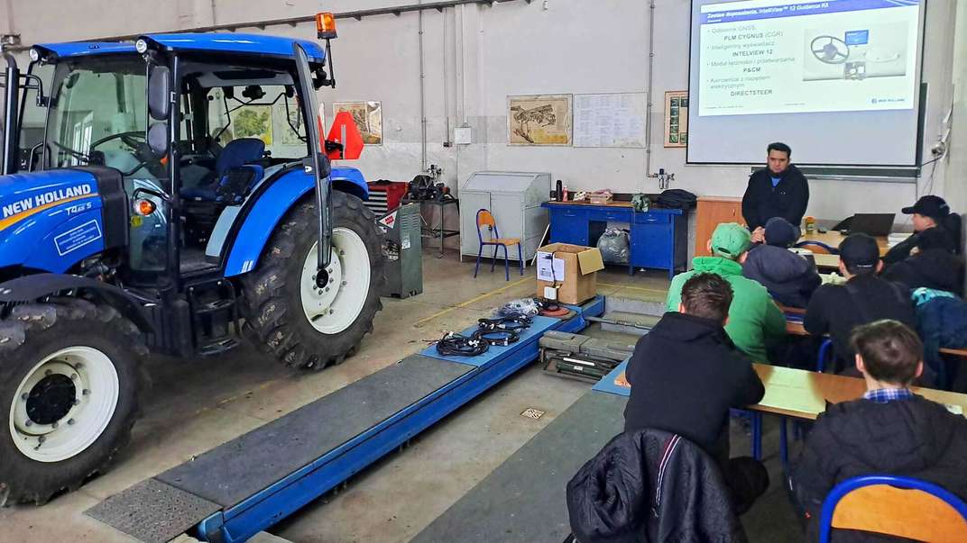 Nowoczesne rolnictwo w praktyce – New Holland wspiera edukację w Zespole Szkół CKU w Gronowie