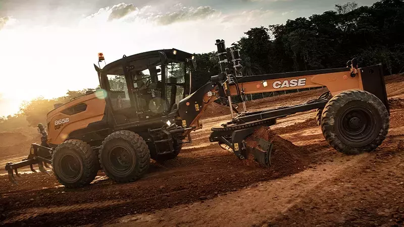 foto da motoniveladora da Case Construction trabalhando na terra.