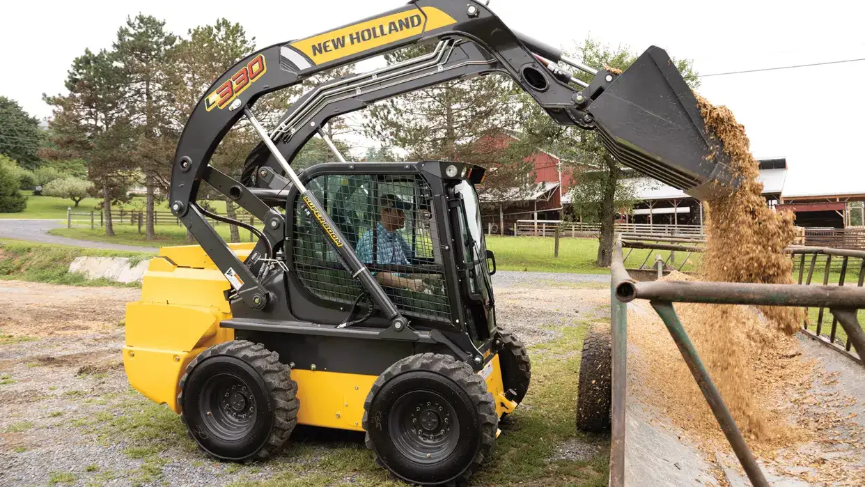 foto ao ar livre, da minicarregadeira New Holland Construction em operação, no agro.