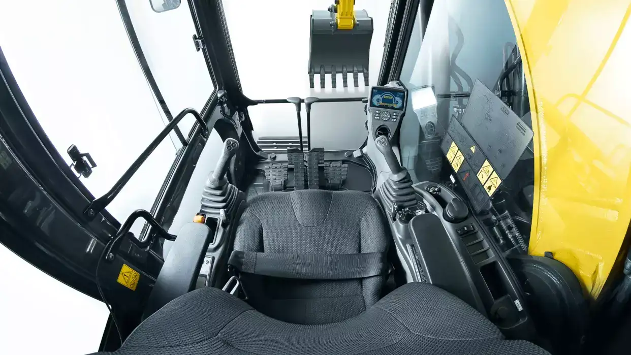 Visão interna superior da cabine da escavadeira hidráulica da New Holland Construction. 