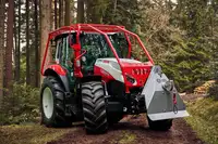 Trattore Forestry STEYR Expert CVT rosso in un bosco
