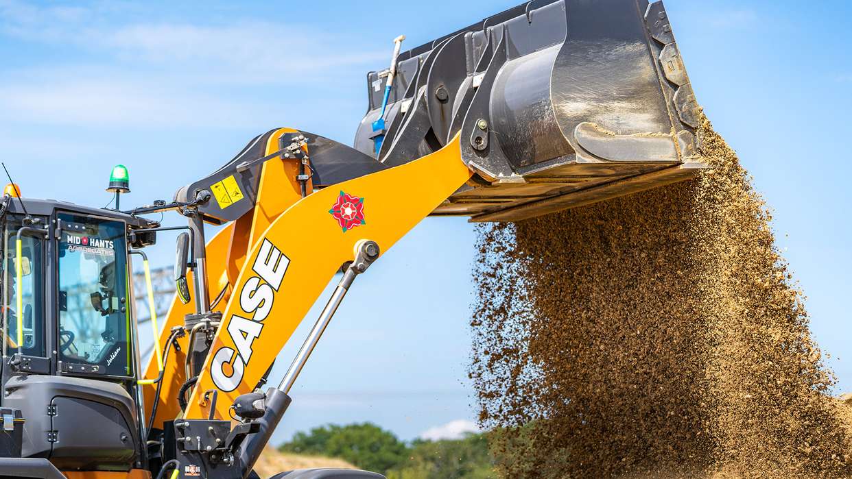 Mid Hants invests in new CASE 921G Wheel Loaders & CASE CX370D Crawler Excavator