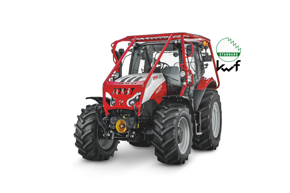 STEYR Expert 4140 CVT Forsttraktor mit rotem Forstschutzrahmen, geschlossener Fahrerkabine und grobstolligen Reifen vor schwarzem Hintergrund