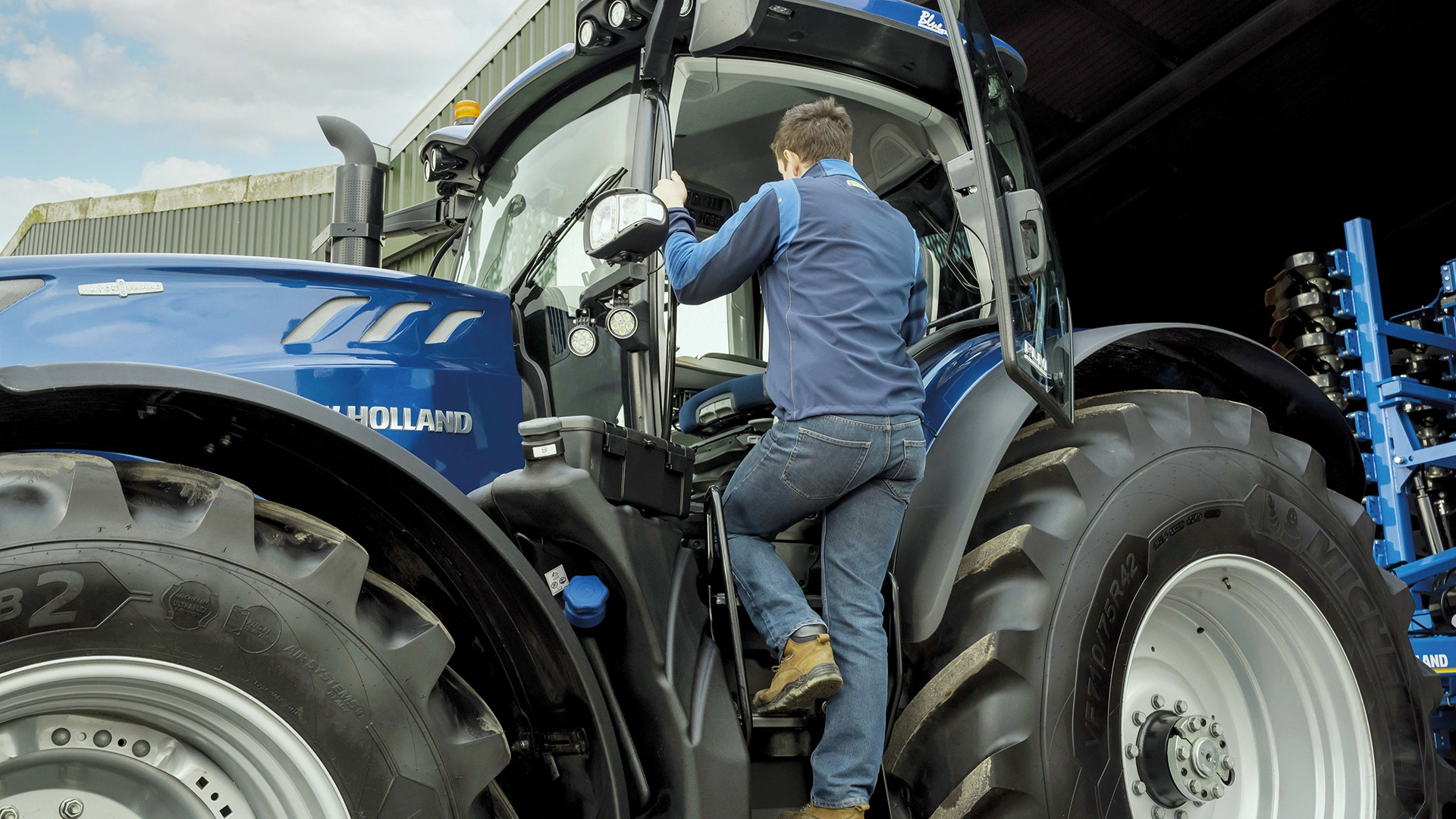T7 Heavy Duty With PLM Intelligence tractor close shot