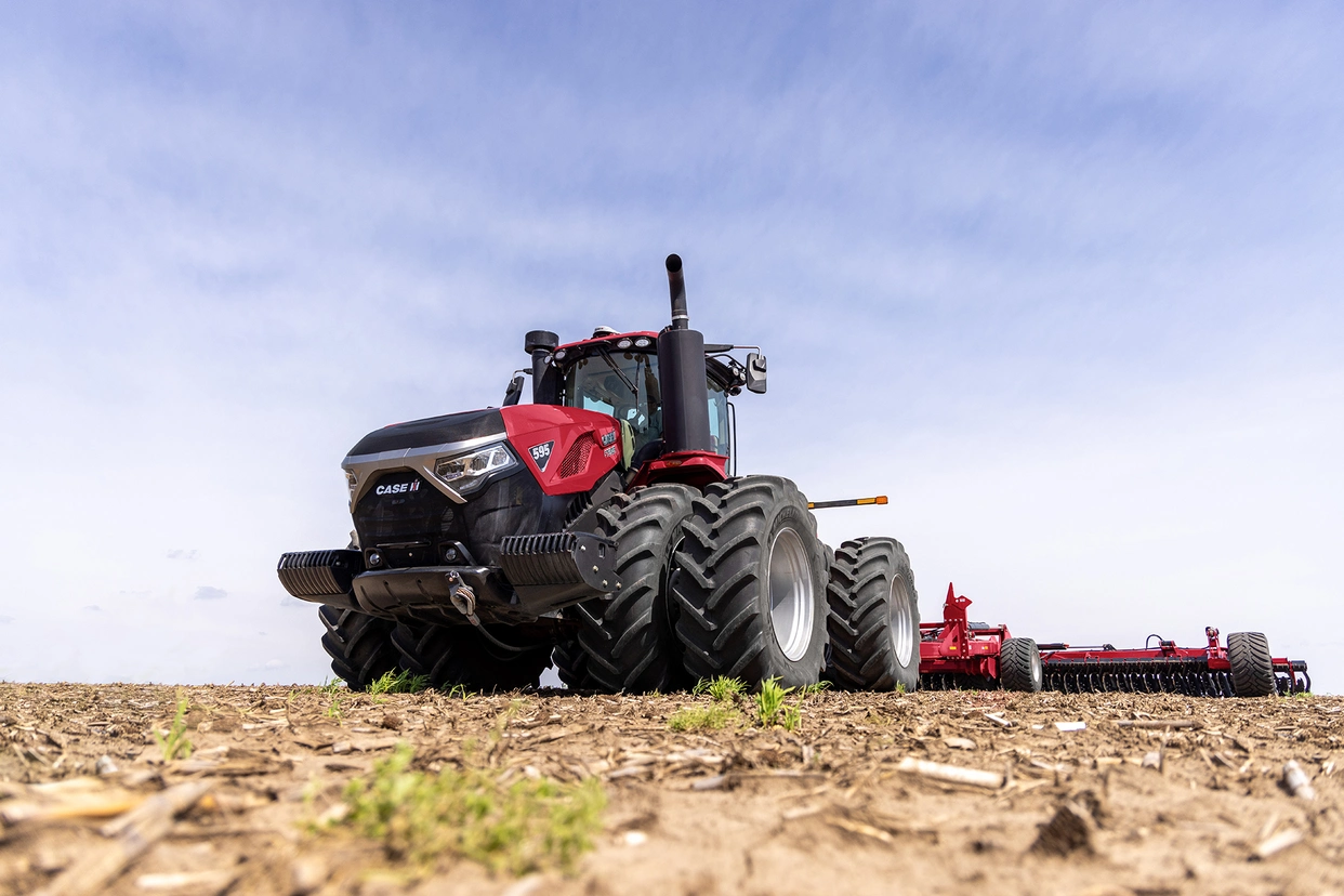 Steiger 595 WH Speed-Tiller driving through a field