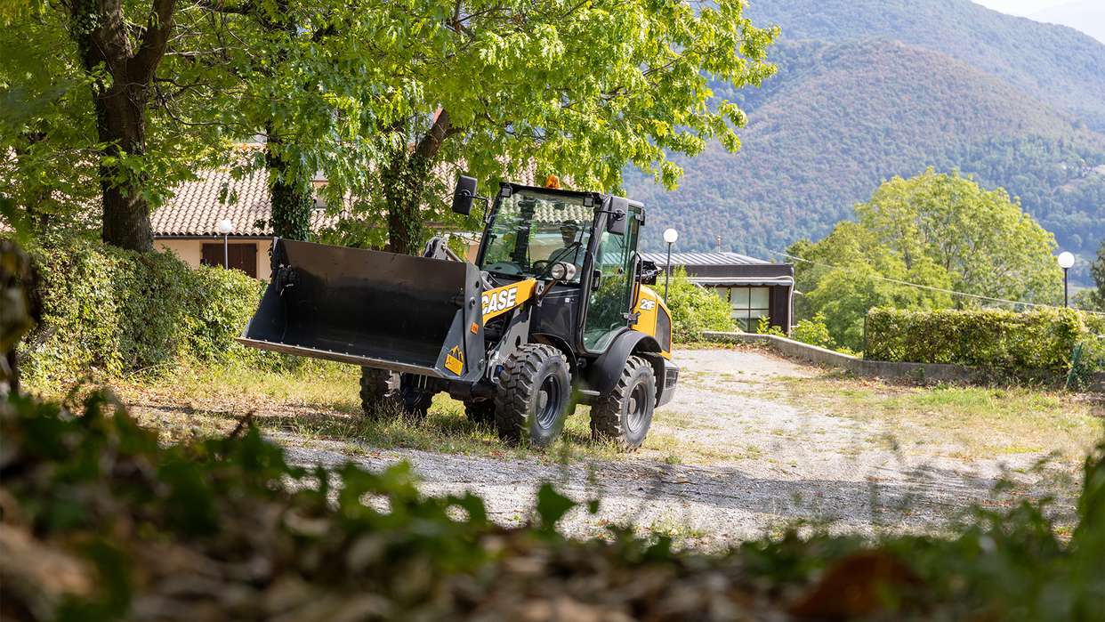 CASE Construction Equipment nawiązuje współpracę z alpinistą Simone Moro, aby zabierać kompaktowe maszyny tam, gdzie niewiele maszyn budowlanych może dotrzeć