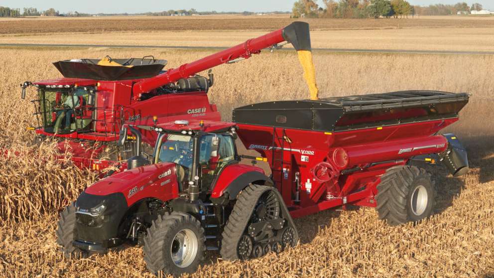 Axial-Flow 9250 and Magnum 340 harvesting corn into trailer