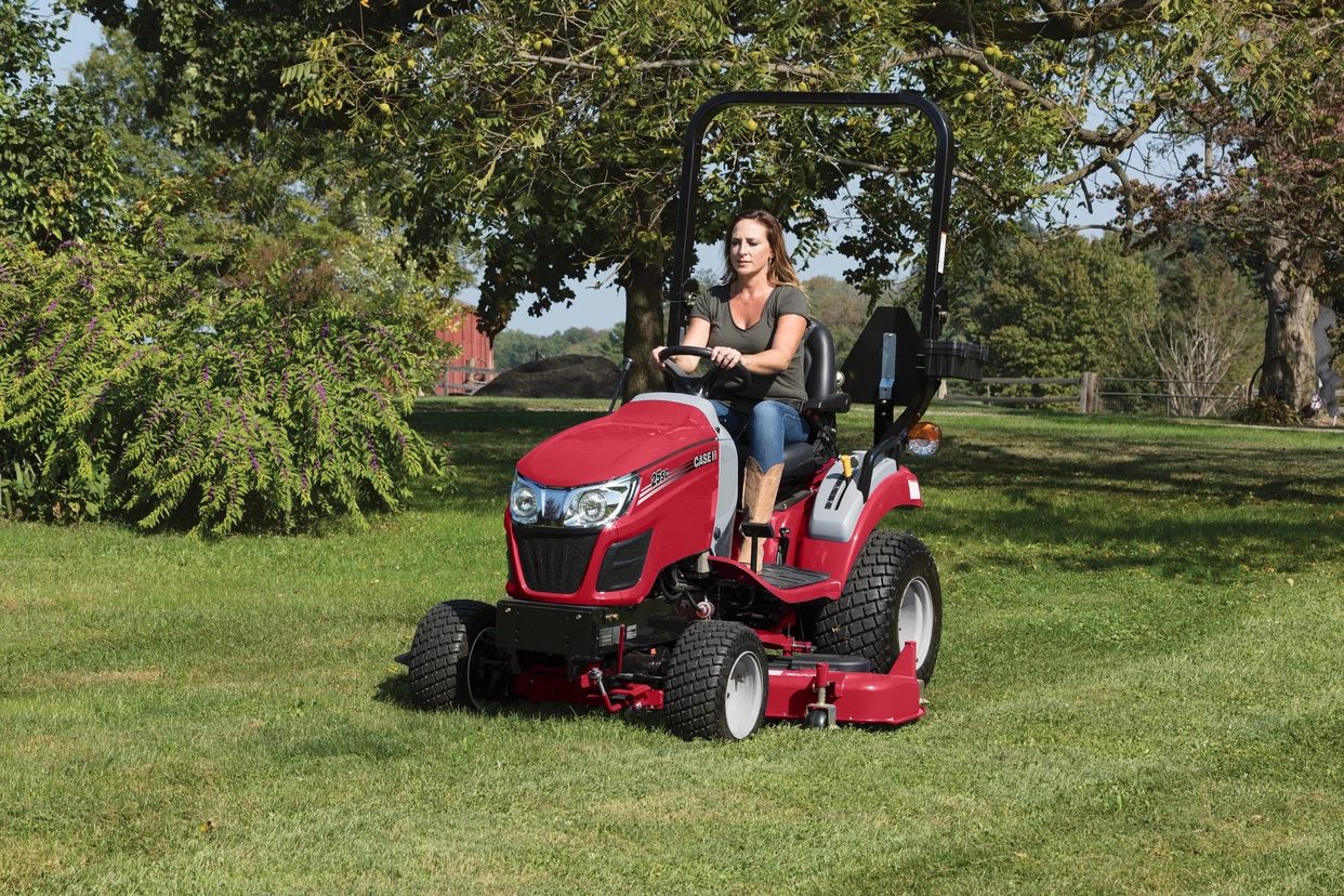 Farmall 25sc mowing lawn