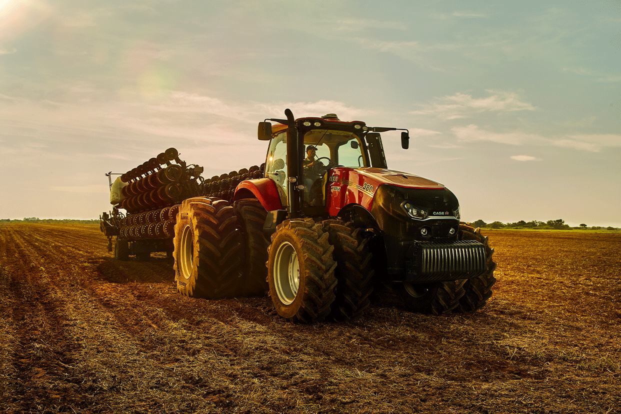 trator_magnum_em_campo_no_fim_de_tarde.png