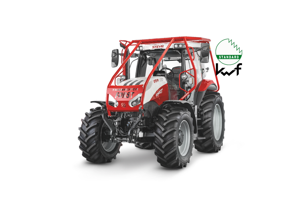 STEYR Traktor 6145 Profi Forst mit rotem Schutzrahmen, großen Forstreifen und geschlossener Fahrerkabine vor schwarzem Hintergrund.