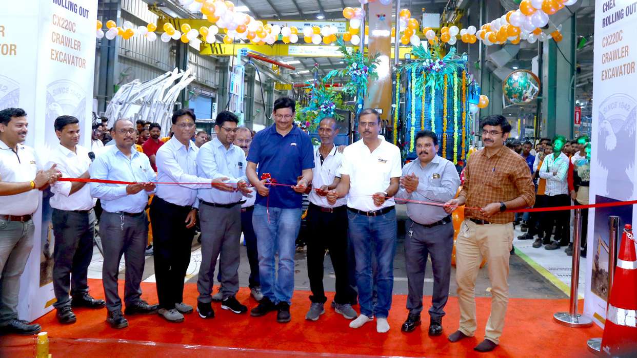Pithampur Plant Celebrates 1000th Crawler Excavator Roll Out