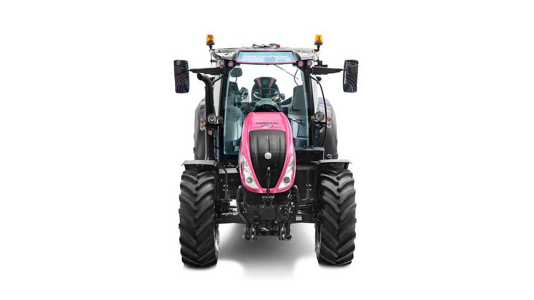 New Holland traktor har førertrøjen på under Giro D’italia