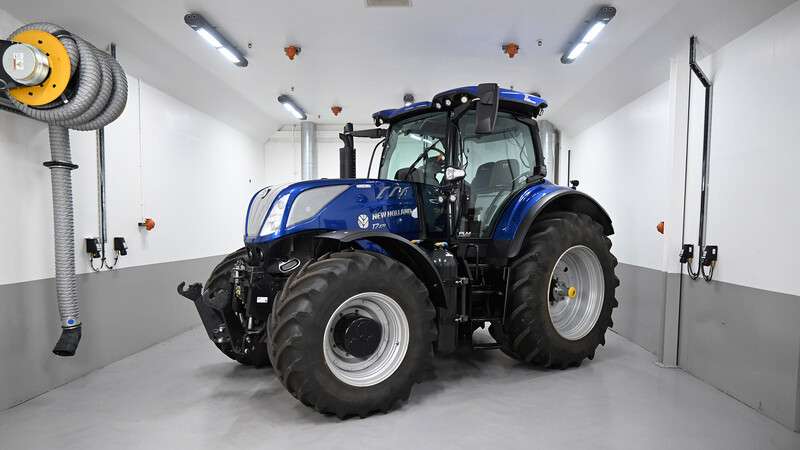 New Holland debuts next generation of alternative fuel tractors with T7.270 Methane Power CNG