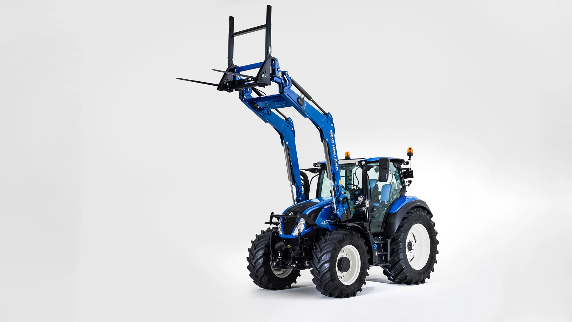 T5 DYNAMIC COMMAND™ ＆ AUTO COMMAND™ tractor with forks