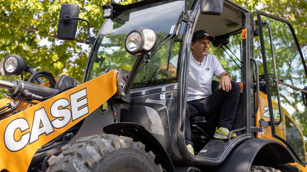 CASE Construction Equipment nawiązuje współpracę z alpinistą Simone Moro, aby zabierać kompaktowe maszyny tam, gdzie niewiele maszyn budowlanych może dotrzeć