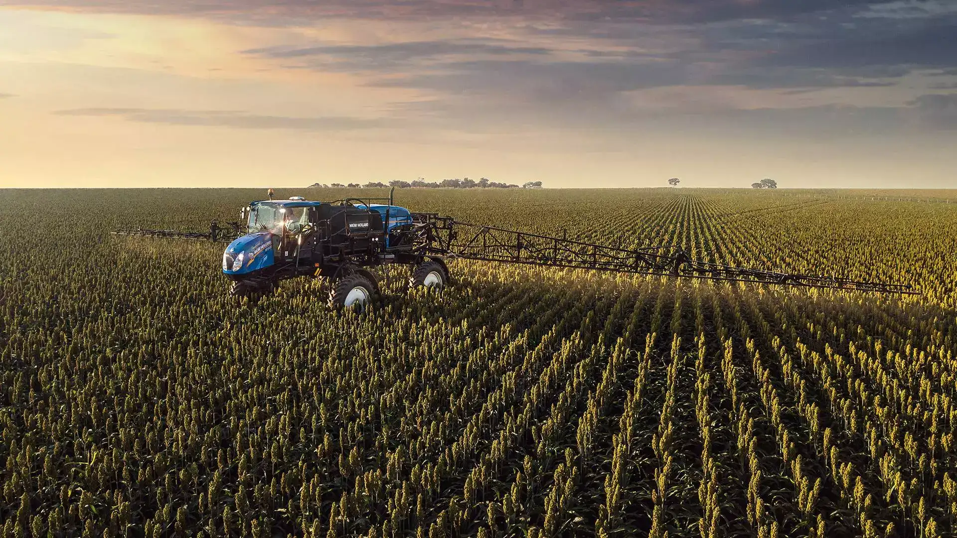pulverizadores new holland modelo defensor 3500 hc em campo visão lateral de cima