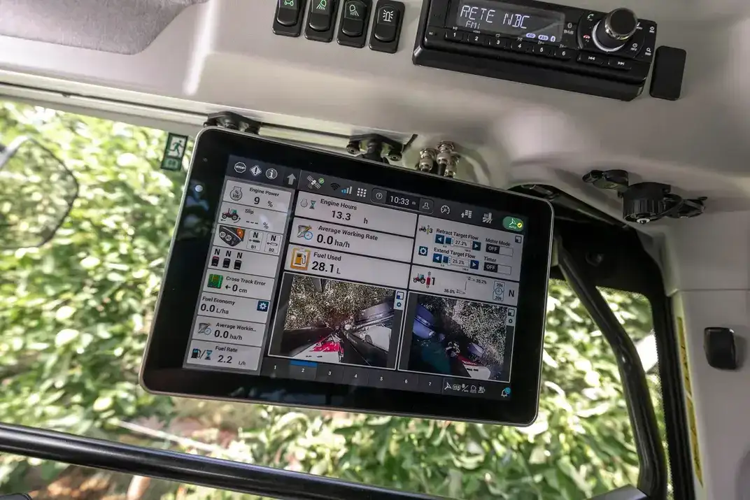 Nahaufnahme des Touchscreen-Terminals in der Kabine eines STEYR Spezial Traktors mit Arbeitsdaten