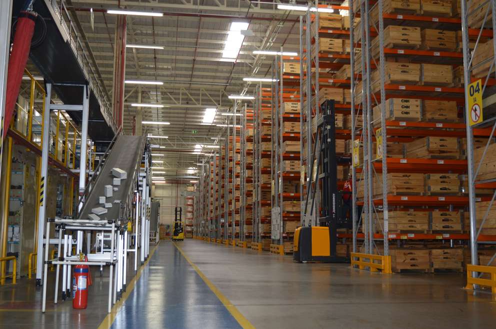 Corredor do Centro Logístico da CASE, destacando a amplitude dos estoques da empresa para atender o cliente.