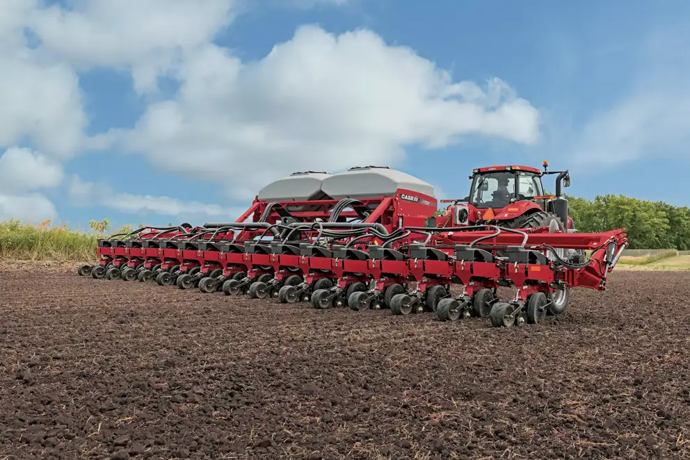 Magnum_220_CVT_Tractor_Early_Riser_1245_PT_Planter_PMFH-0797_07-29-13_mr