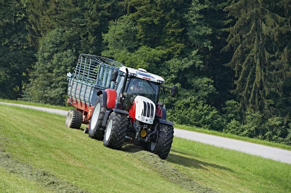 steyr_cvt_6165_grassland_loader_wagon_mengele_1506_0001.jpg
