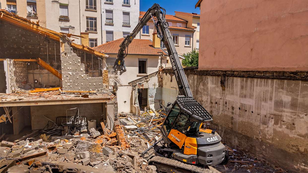 CASE Special Applications impiega a lione il primo escavatore da demolizione ad alto sbraccio ultracompatto