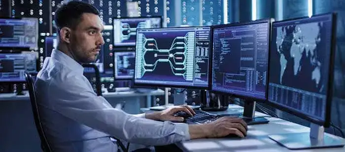 ONZE UITERST DESKUNDIGE MONTEURS ANALYSEREN SPECIFIEKE PRODUCTTRIGGERS, FOUTCODES EN BESTUURDERSPARAMETERS, EN BRENGEN EVENTUELE CORRECTIES AAN