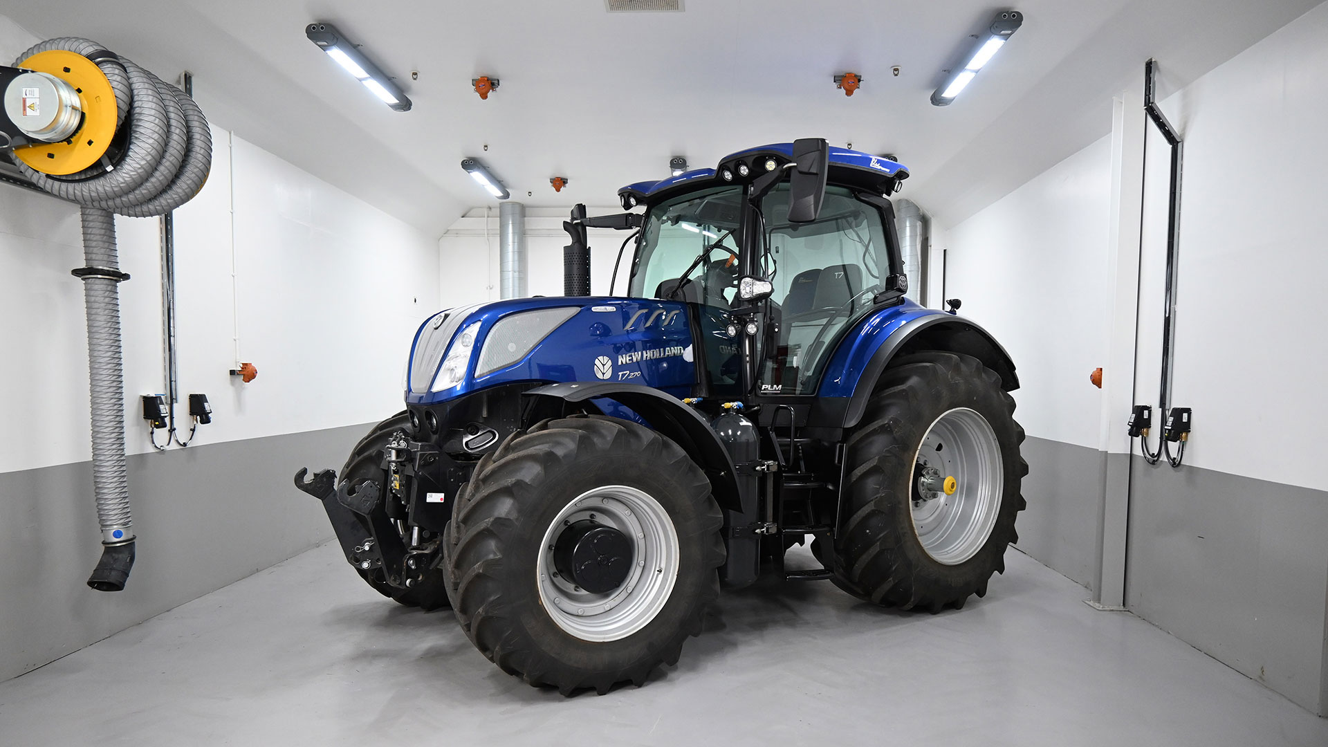 New Holland debuts next generation of alternative fuel tractors with T7.270  Methane Power CNG