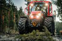 Trattore Forestry STEYR Plus rosso in un bosco