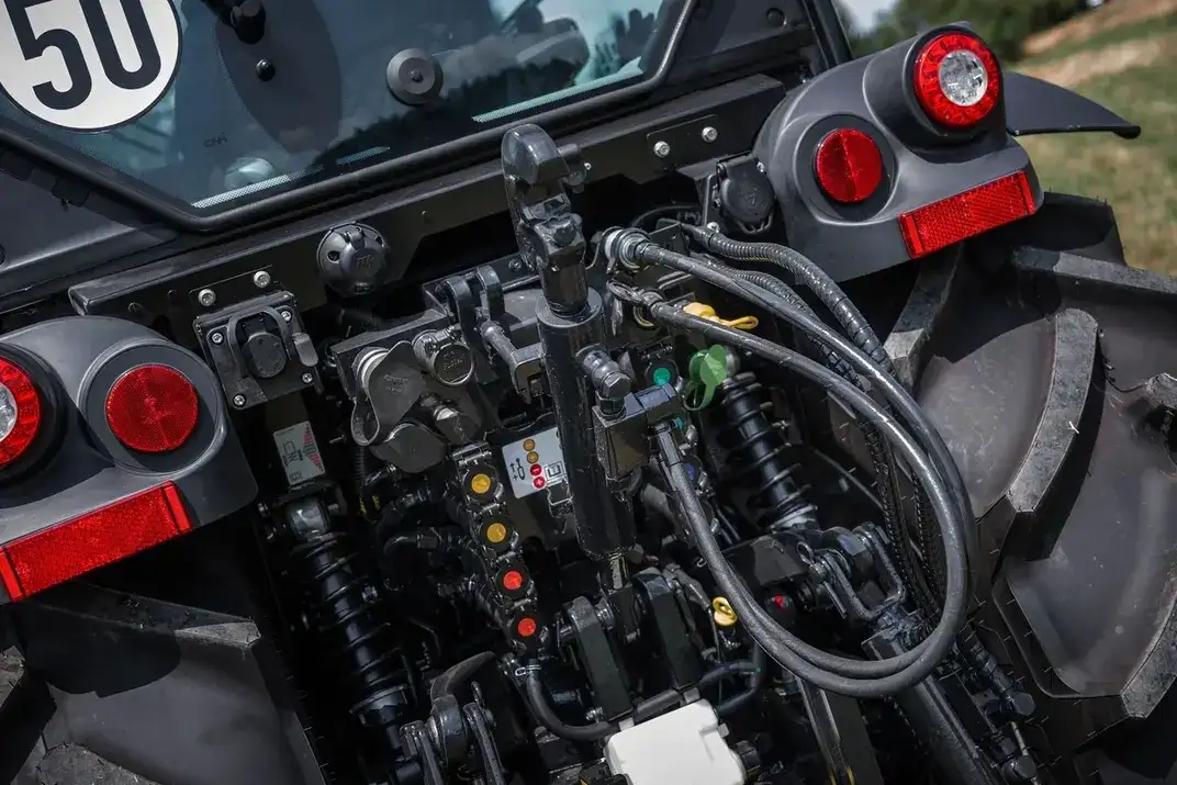 Nahaufnahme des Heckhubwerks und der Hydraulikanschlüsse eines STEYR Spezial Traktors