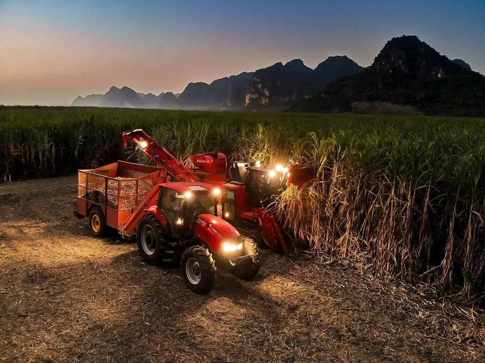 Austoft_4000_sugarcane_harvester_with_tractor_16