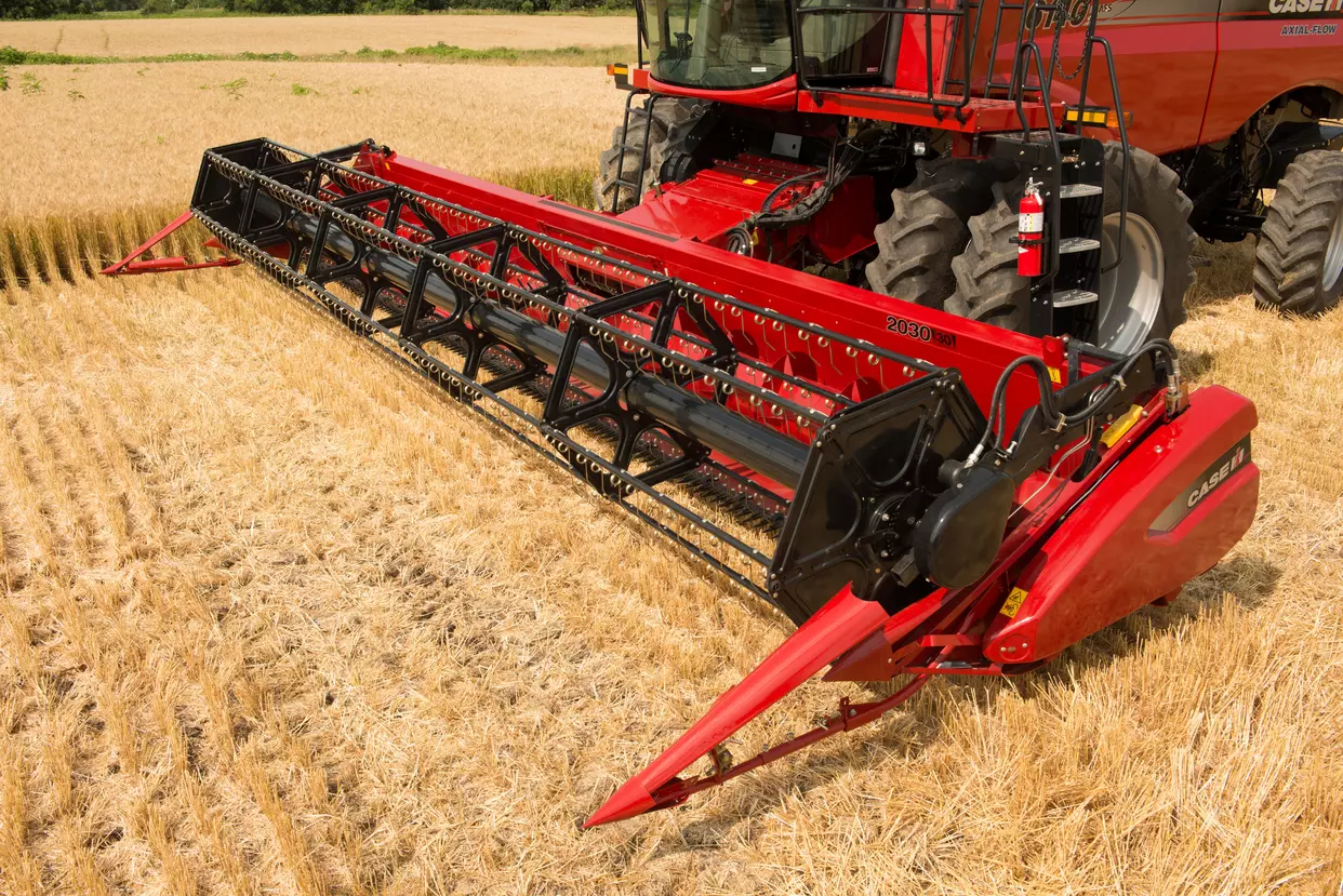 6140_Combine_with_2030_Rigid_Draper_Header_1609_07-14_mr