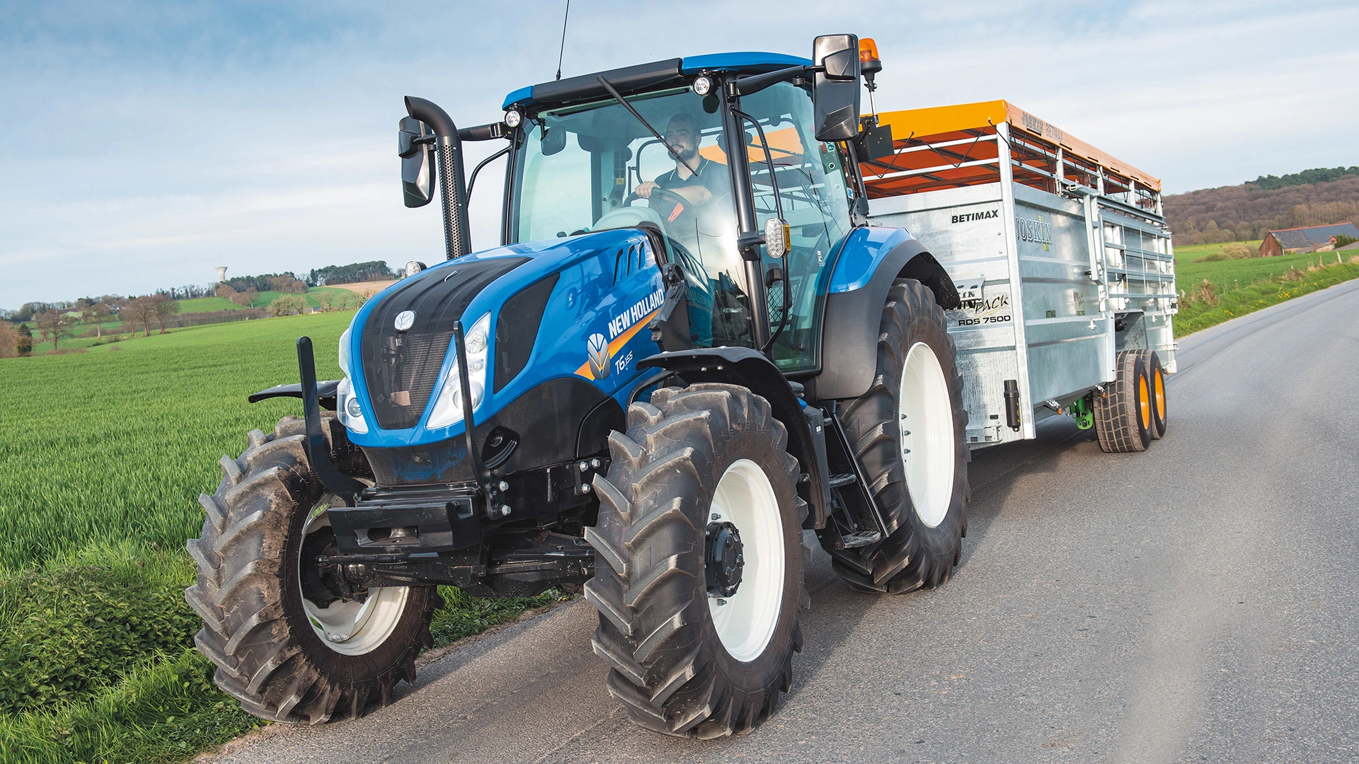 New Holland T5 Dynamic Command & Auto Command tractor in motion