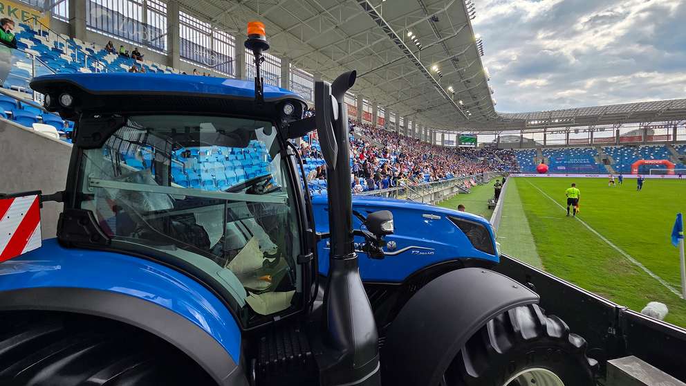 New Holland podczas meczu charytatywnego Reprezentacji Artystów Polskich i TVP w Płocku