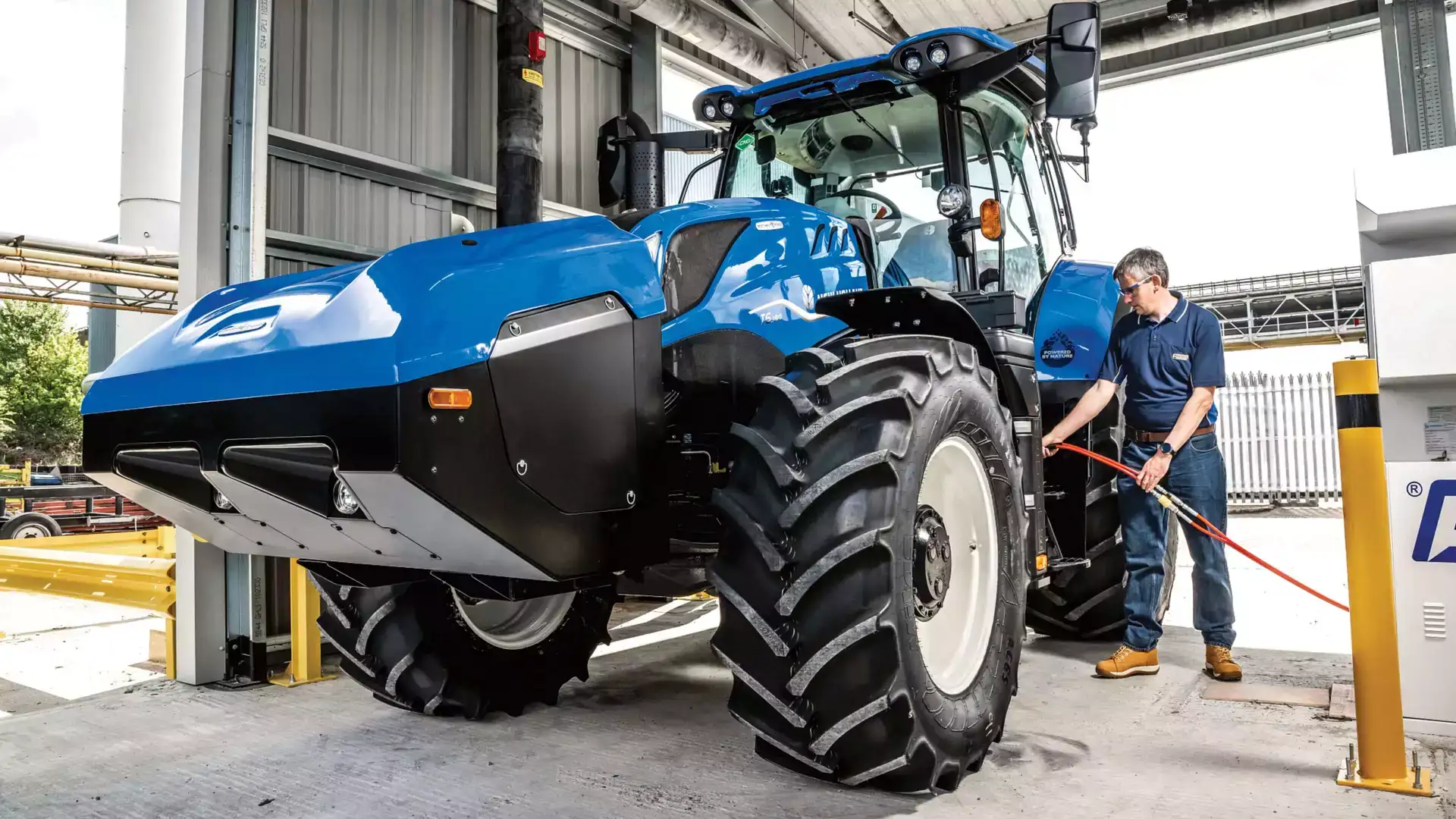 T6.180 Methane Power tractor receives maintenance