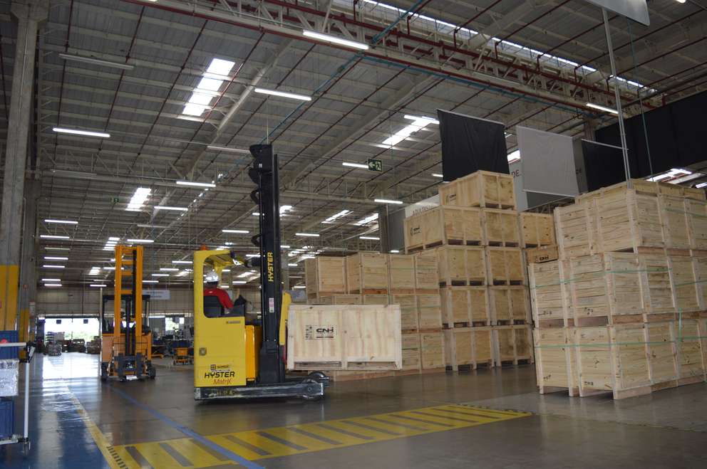 Empilhadeira no Centro de Distribuição da CASE, levando caixas e entregando produtos.