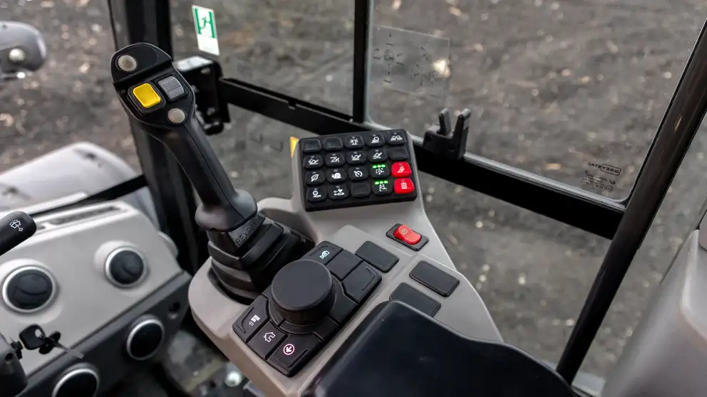 Compact wheel loader