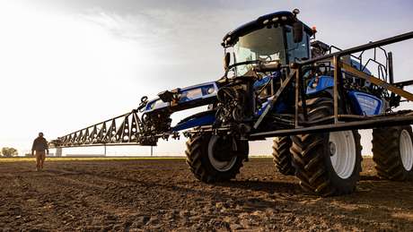 Guardian™ Front Boom Sprayer with PLM Intelligence