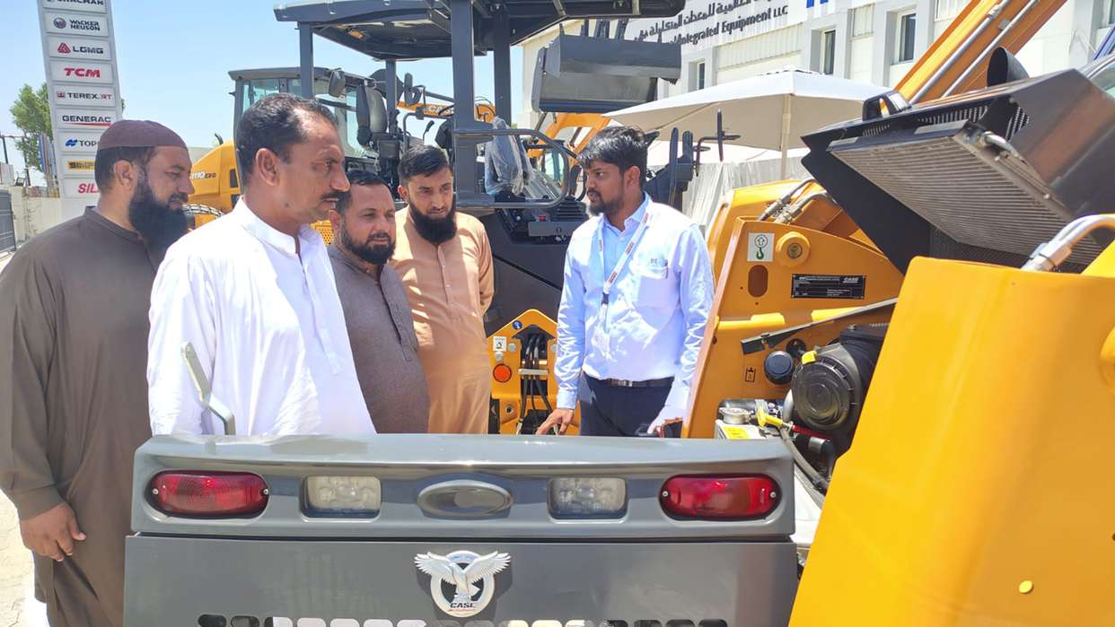 CASE Construction Equipment and IIE Reinforce Strong Market Presence in Oman with Exclusive Customer Event and Machine Handover