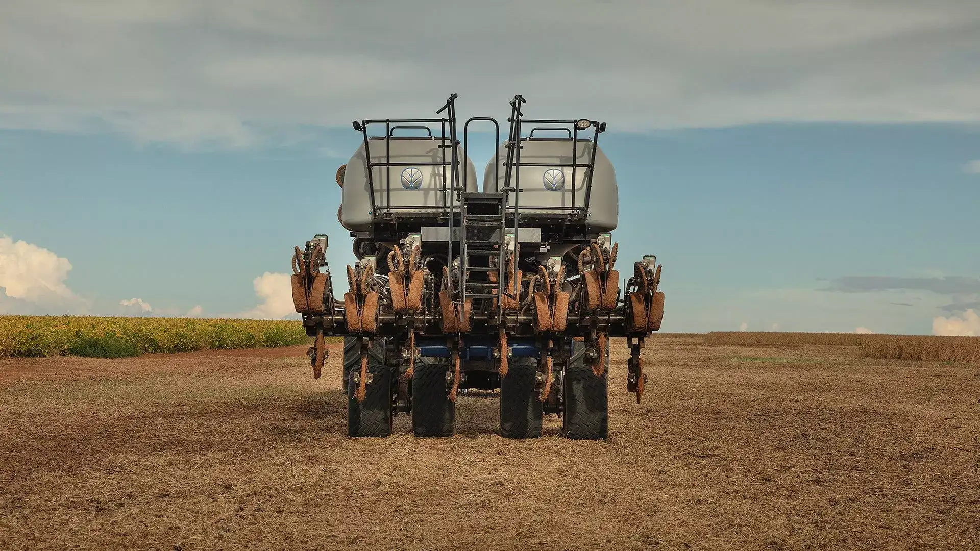 plantadeiras new holland modelo pl7000 em campo visão  traseira com linhas recolhidas