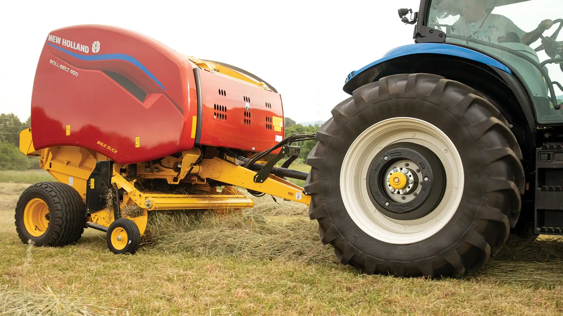 Roll-Belt™ Round Balers Media Gallery