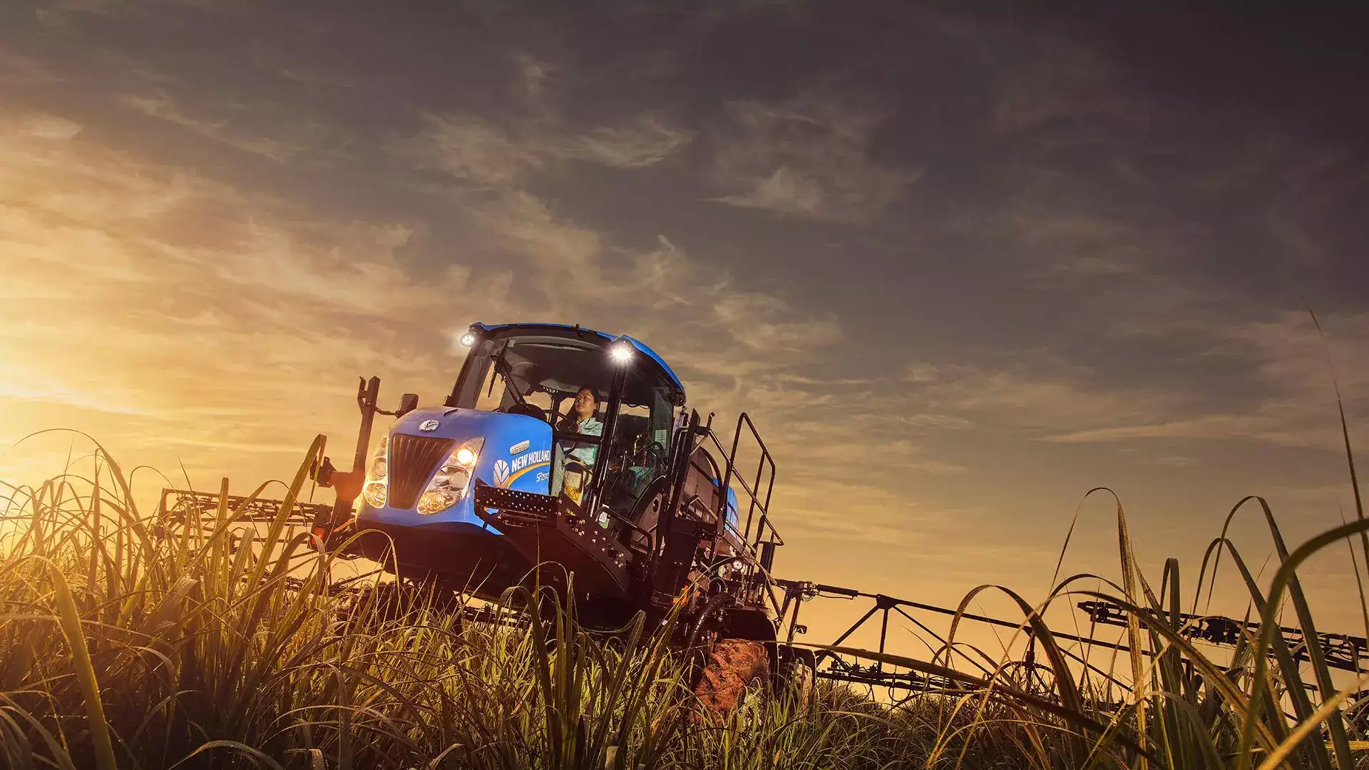 pulverizadores new holland modelo defensor 2500 cana de açúcar em campo vista de baixo para cima