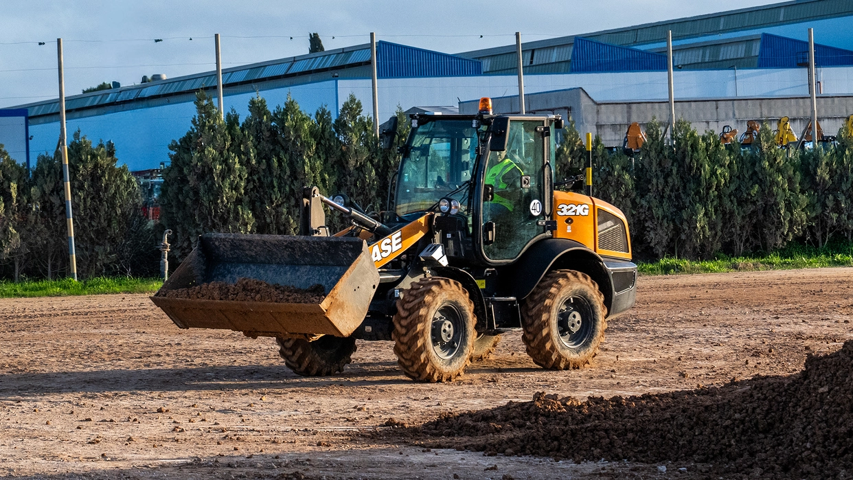 Compact Wheel Loader 74 HP | 321G | CASE EU