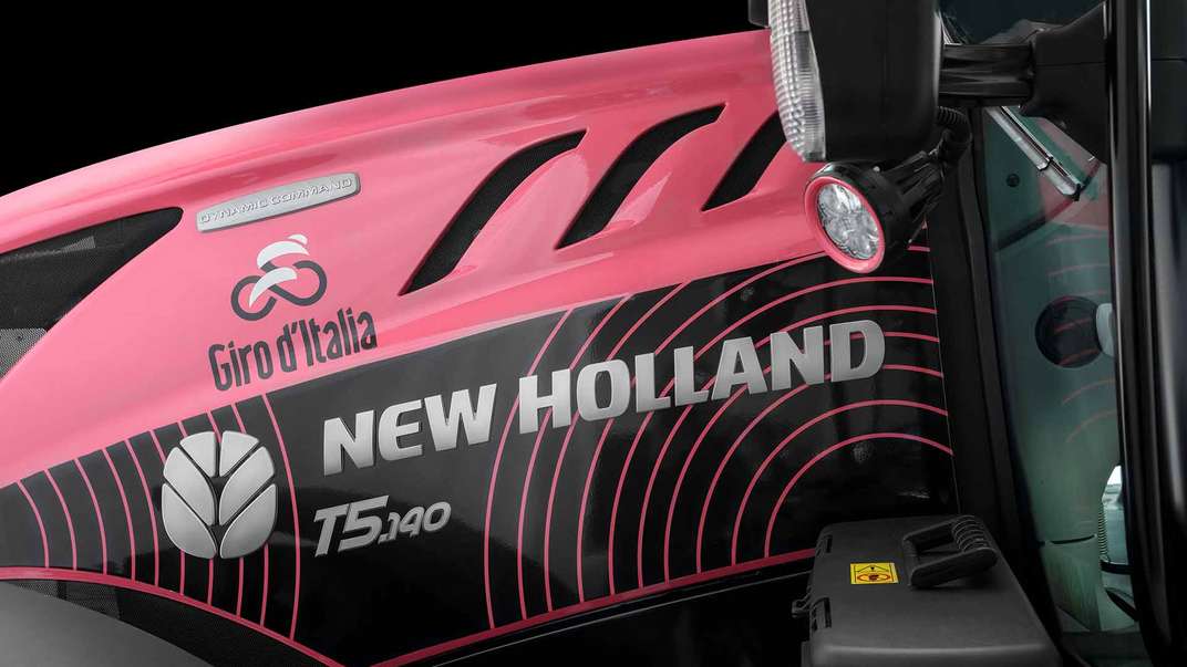 New Hollands traktor bär ledartröjan på Giro d'Italia