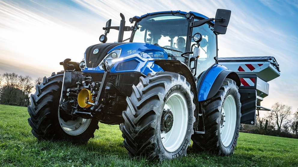 Fresh styling outside, new features within: the next generation New Holland T5 Dual Command tractor