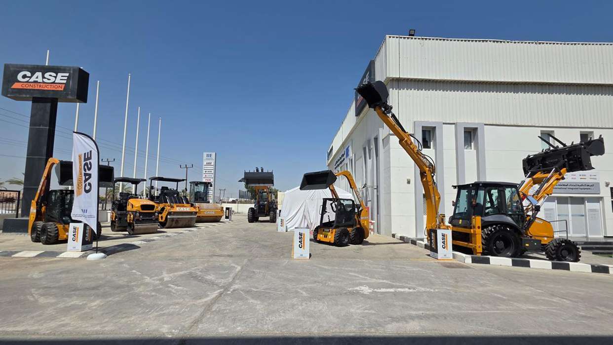 CASE Construction Equipment and IIE Reinforce Strong Market Presence in Oman with Exclusive Customer Event and Machine Handover