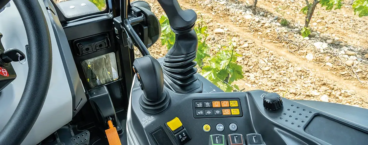 ELEMENTY STEROWANIA UKŁADEM HYDRAULICZNYM W ZASIĘGU DŁONI