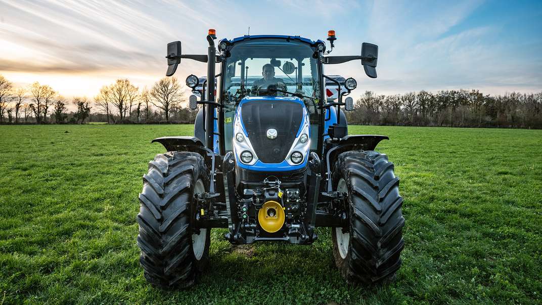 Nuovo stile all'esterno, nuove funzionalità all'interno: il trattore New Holland T5 Dual Command di nuova generazione