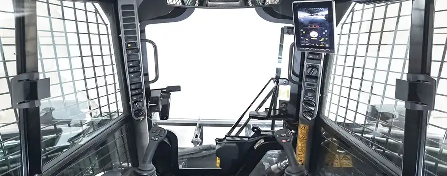 operator-environment-300-series-skid-steer-01